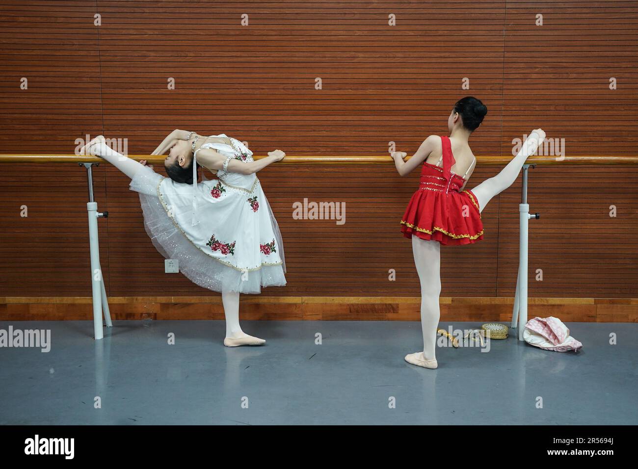 SHENYANG, 1 juin 2023 (Xinhua) -- l'étudiant se prépare à une compétition dans une école de ballet affiliée au Ballet de Liaoning à Shenyang, dans la province de Liaoning, au nord-est de la Chine, au 30 mai 2023. Fondée en 1994, l'école de ballet affiliée à Liaoning Ballet est une importante base de formation professionnelle de ballet en Chine. L'école recrute des enfants âgés de 10 à 12 ans qui s'intéressent au ballet et qui ont un certain niveau de compétence en ballet de partout au pays. Près de 1 000 enfants font une demande d'école chaque année, et environ 70 d'entre eux sont acceptés. À l'heure actuelle, il y a plus de 400 étudiants stu Banque D'Images