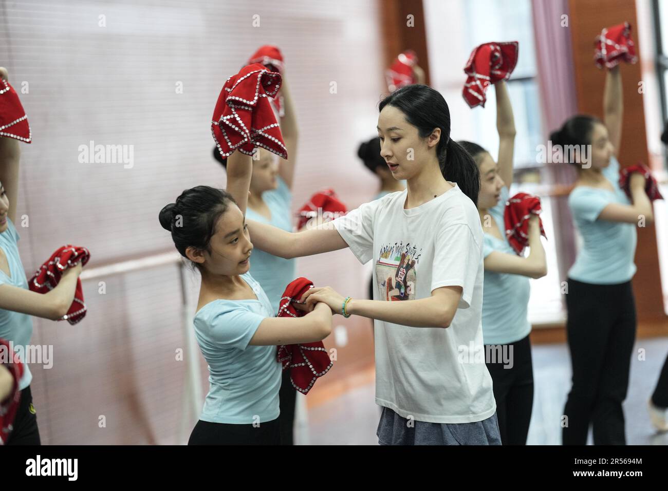 SHENYANG, 1 juin 2023 (Xinhua) -- Un enseignant corrige la posture d'un étudiant dans une école de ballet affiliée au Ballet de Liaoning à Shenyang, dans la province de Liaoning, au nord-est de la Chine, au 30 mai 2023. Fondée en 1994, l'école de ballet affiliée à Liaoning Ballet est une importante base de formation professionnelle de ballet en Chine. L'école recrute des enfants âgés de 10 à 12 ans qui s'intéressent au ballet et qui ont un certain niveau de compétence en ballet de partout au pays. Près de 1 000 enfants font une demande d'école chaque année, et environ 70 d'entre eux sont acceptés. Actuellement, il y a plus de 400 e Banque D'Images