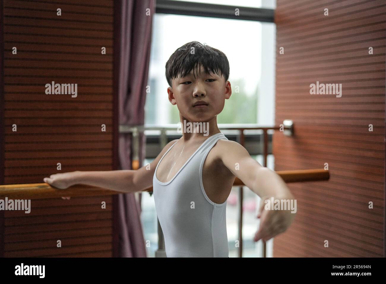 SHENYANG, 1 juin 2023 (Xinhua) -- Un étudiant fréquente une classe de ballet dans une école de ballet affiliée au Ballet de Liaoning à Shenyang, dans la province de Liaoning, au nord-est de la Chine, au 31 mai 2023. Fondée en 1994, l'école de ballet affiliée à Liaoning Ballet est une importante base de formation professionnelle de ballet en Chine. L'école recrute des enfants âgés de 10 à 12 ans qui s'intéressent au ballet et qui ont un certain niveau de compétence en ballet de partout au pays. Près de 1 000 enfants font une demande d'école chaque année, et environ 70 d'entre eux sont acceptés. À l'heure actuelle, il y a plus de 400 étudiants stud Banque D'Images