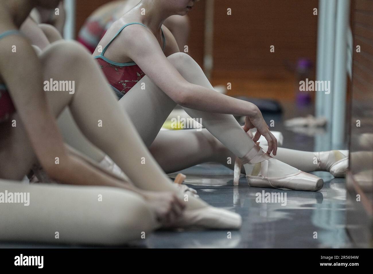 SHENYANG, 1 juin 2023 (Xinhua) -- les élèves mettent des chaussures de pointe dans une école de ballet affiliée au Ballet de Liaoning à Shenyang, dans la province de Liaoning, au nord-est de la Chine, au 30 mai 2023. Fondée en 1994, l'école de ballet affiliée à Liaoning Ballet est une importante base de formation professionnelle de ballet en Chine. L'école recrute des enfants âgés de 10 à 12 ans qui s'intéressent au ballet et qui ont un certain niveau de compétence en ballet de partout au pays. Près de 1 000 enfants font une demande d'école chaque année, et environ 70 d'entre eux sont acceptés. À l'heure actuelle, plus de 400 étudiants étudient Banque D'Images
