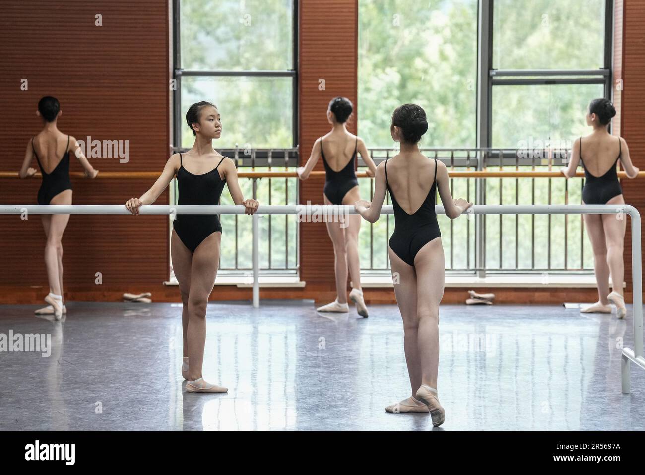 SHENYANG, 1 juin 2023 (Xinhua) -- les élèves suivent une classe de ballet dans une école de ballet affiliée au Ballet de Liaoning à Shenyang, dans la province de Liaoning, au nord-est de la Chine, au 31 mai 2023. Fondée en 1994, l'école de ballet affiliée à Liaoning Ballet est une importante base de formation professionnelle de ballet en Chine. L'école recrute des enfants âgés de 10 à 12 ans qui s'intéressent au ballet et qui ont un certain niveau de compétence en ballet de partout au pays. Près de 1 000 enfants font une demande d'école chaque année, et environ 70 d'entre eux sont acceptés. À l'heure actuelle, il y a plus de 400 étudiants studyi Banque D'Images