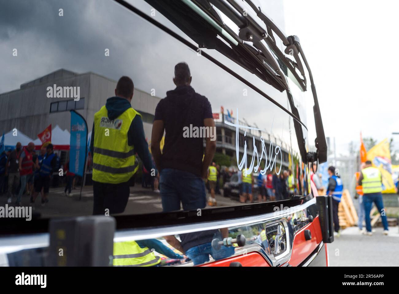 Toulouse, France. 01st juin 2023. France, Toulouse, 1 juin 2023, réflexion des syndicalistes sur un bus Tisseo. Grève et blocus des salaires de Tisseo au dépôt d'autobus de Colomiers, quatre nouveaux jours de mobilisation, mardi 30 et mercredi 31 mai et jeudi 1 et vendredi 2 juin 2023. France, Toulouse 1 juin 2023. Photo de Patricia Huchot-Boissier/ABACAPRESS.COM crédit: Abaca Press/Alay Live News Banque D'Images