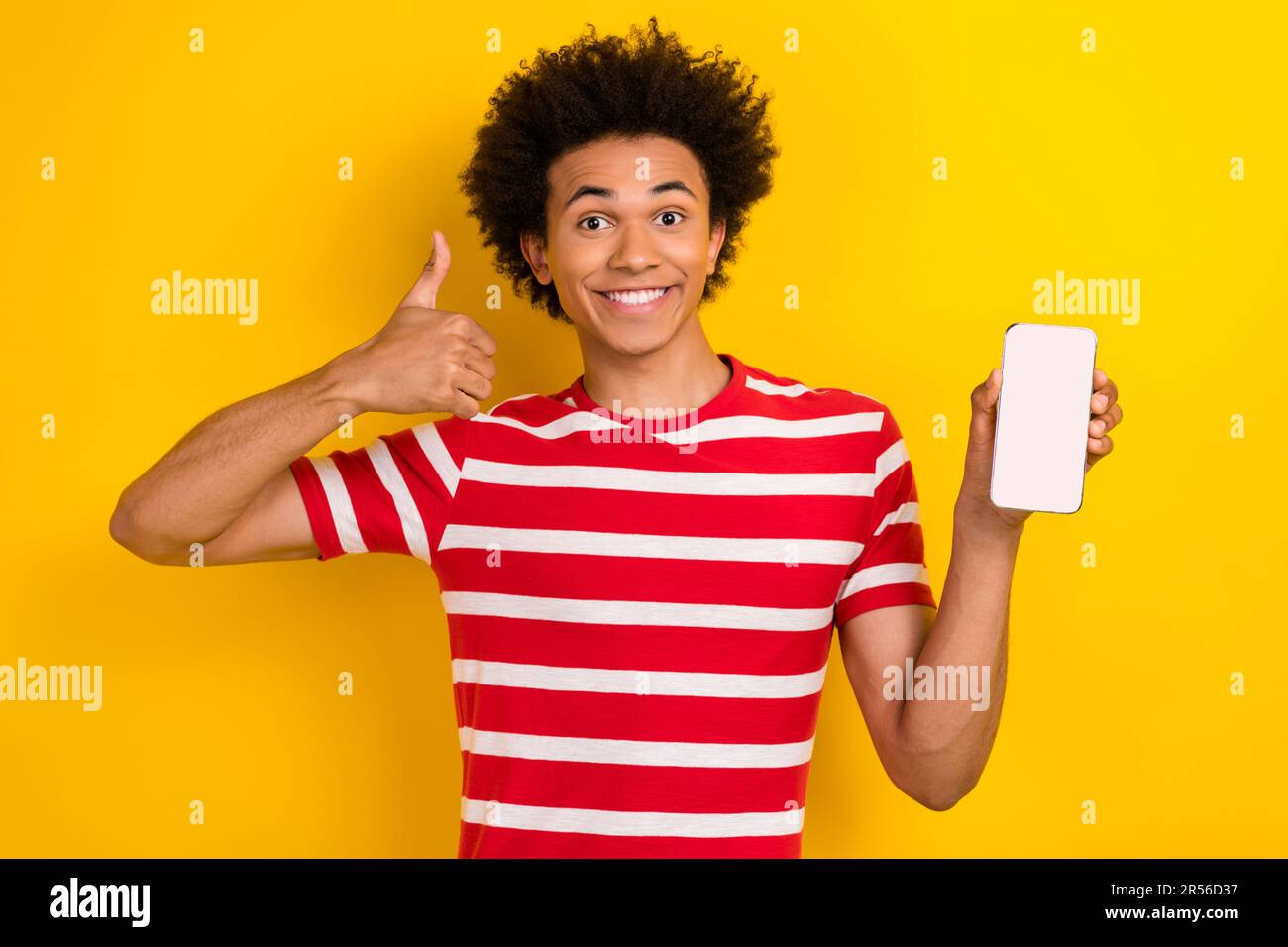 Photo d'un homme joyeux et excité habillé t-shirt rouge pouce vers le haut  dispositif moderne vide espace isolé couleur jaune arrière-plan Photo Stock  - Alamy