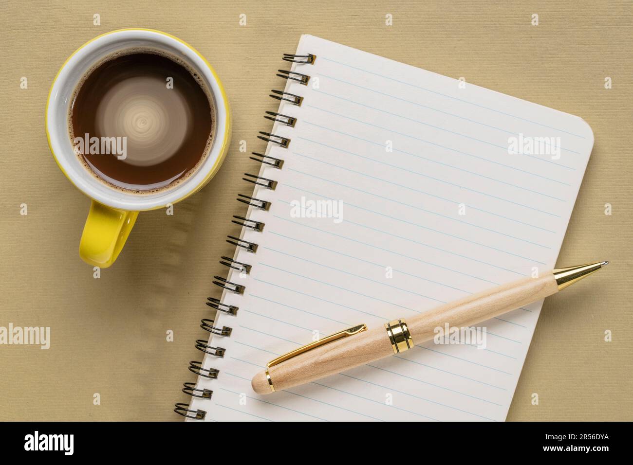 carnet à croquis en spirale vierge sur papier texturé avec une tasse de café, plat de bureau Banque D'Images