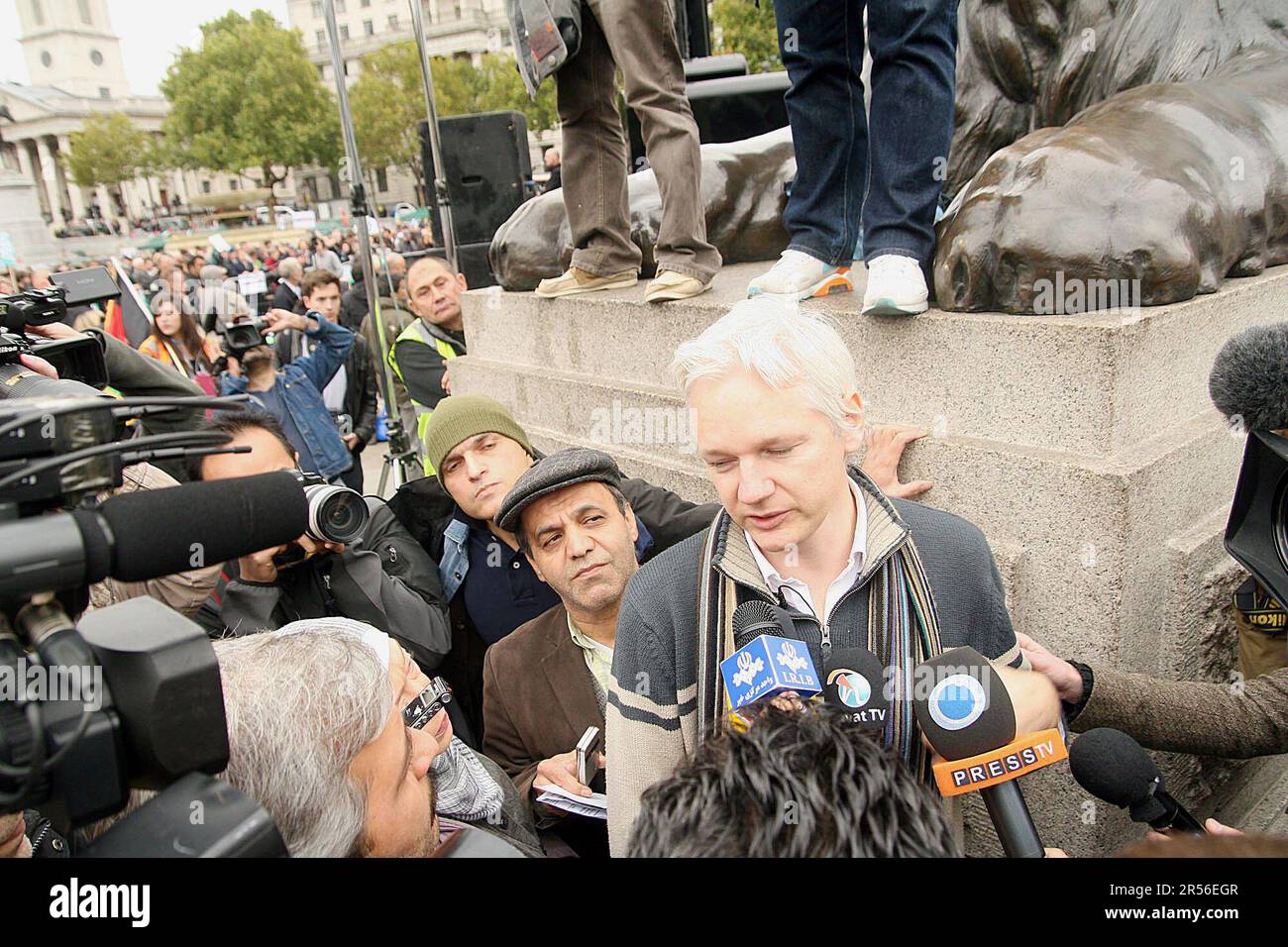 Julian Assange se joint aux manifestants anti-guerre de Trafalgar Square à Londres pour manifester contre dix ans de conflit en Afghanistan, l'une des dernières apparitions publiques avant son exil à l'ambassade équatorienne. Banque D'Images