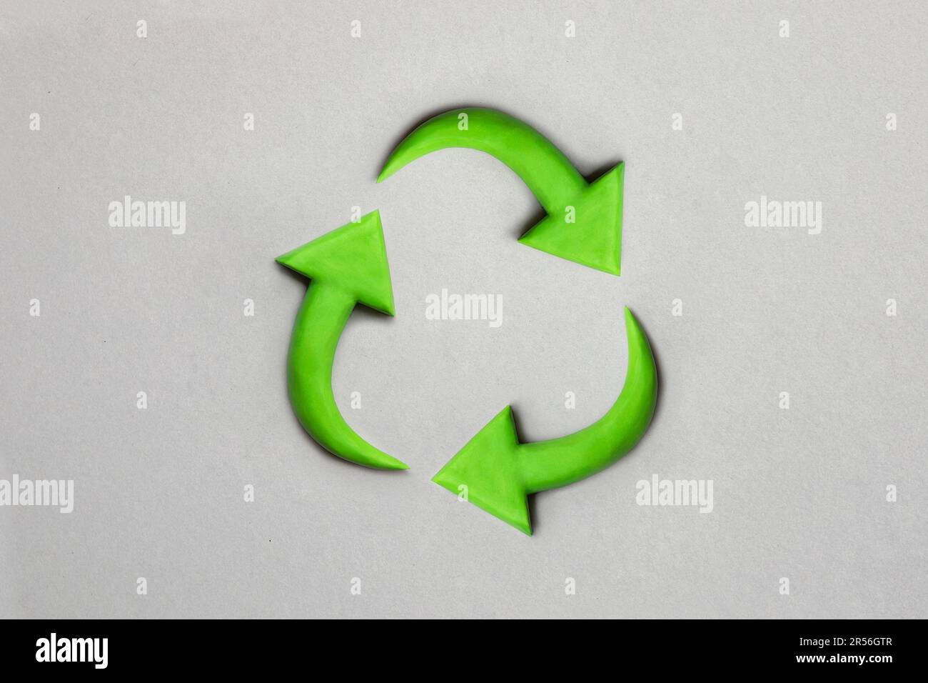 3D recyclage-symbole fabriqué avec de la plasticine. Concept de durabilité sur fond gris. Concept de recyclage de la terre verte. Banque D'Images