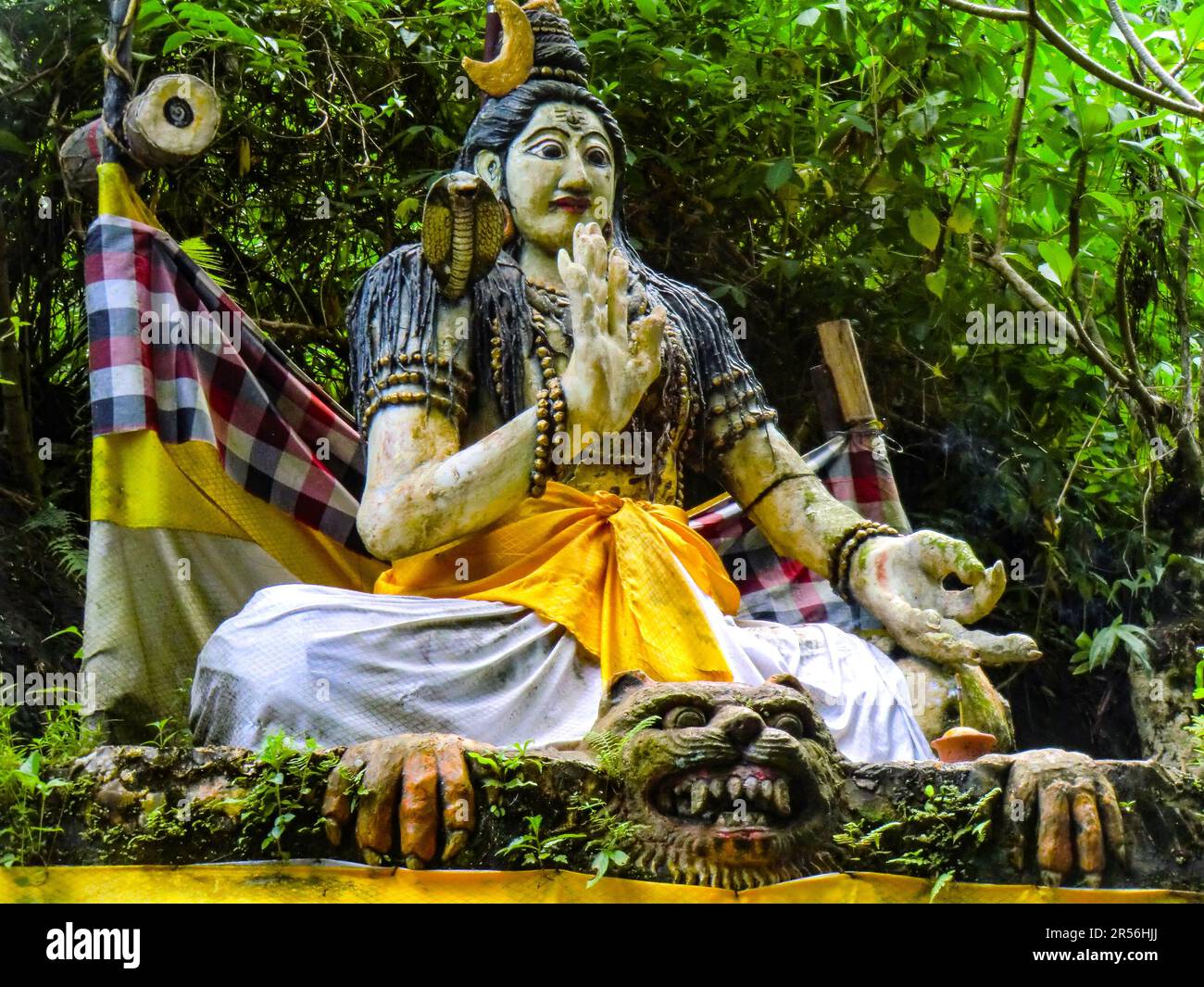 Statue de Dieu balinais dans le complexe de temple Taman Beji Griya Waterfall, Kabupaten Badung, Bali, Indonésie Banque D'Images