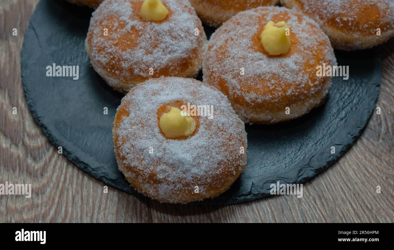 Krafen rempli de crème anglaise et de confiture, dessert typiquement italien Banque D'Images