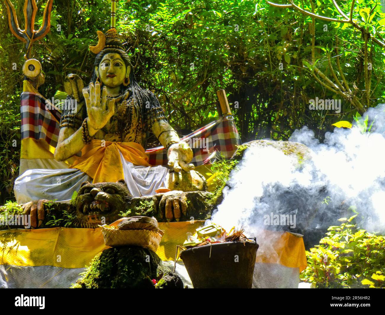 Statue de Dieu balinais dans le complexe de temple Taman Beji Griya Waterfall, Kabupaten Badung, Bali, Indonésie Banque D'Images