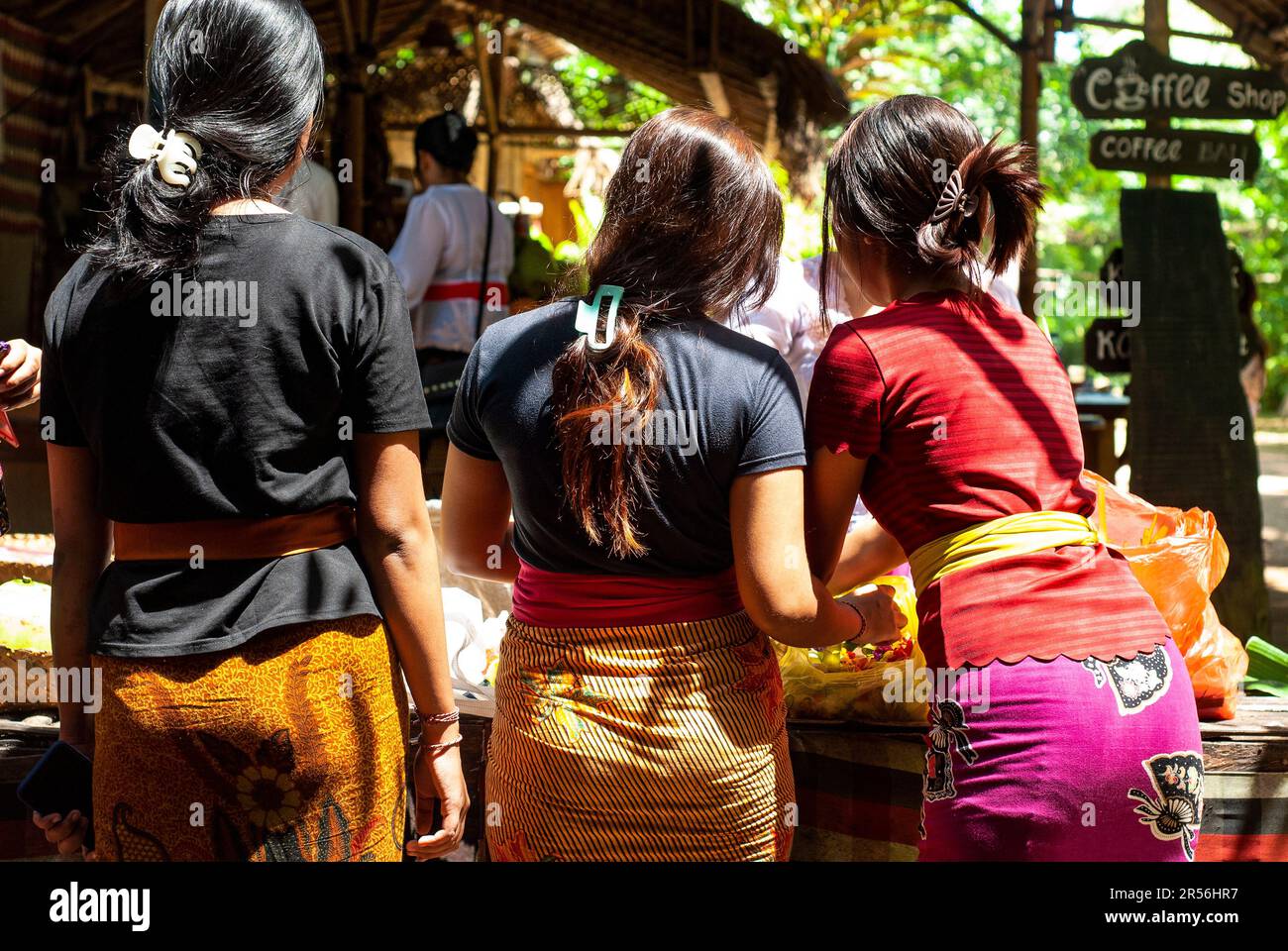 Jeunes femmes préparant des fleurs offre aux Dieux à Taman Beji Griya Waterfall, Kabupaten Badung, Bali, Indonésie Banque D'Images