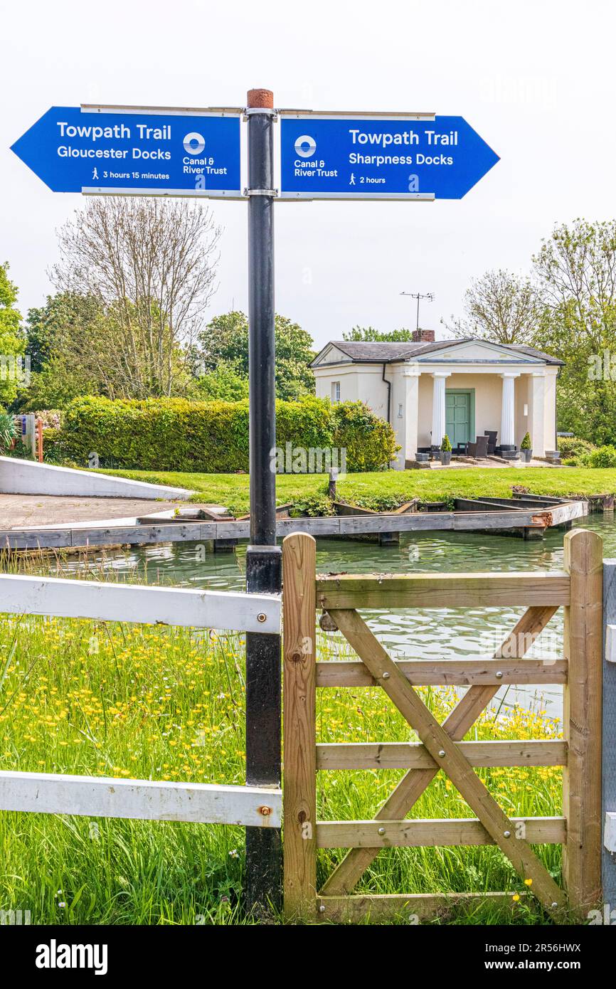 Le sentier Towpath Trail à côté du canal Gloucester et Sharpness au pont Splatt au village Severnside de Frampton sur Severn, Gloucestershire, Angleterre Banque D'Images