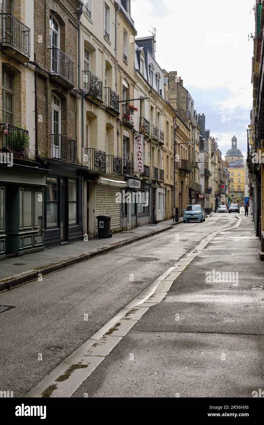 Dieppe, Normandie, France - 24 juin 2022 : rue d'Écosse tôt le matin. Perspective décroissante. Banque D'Images