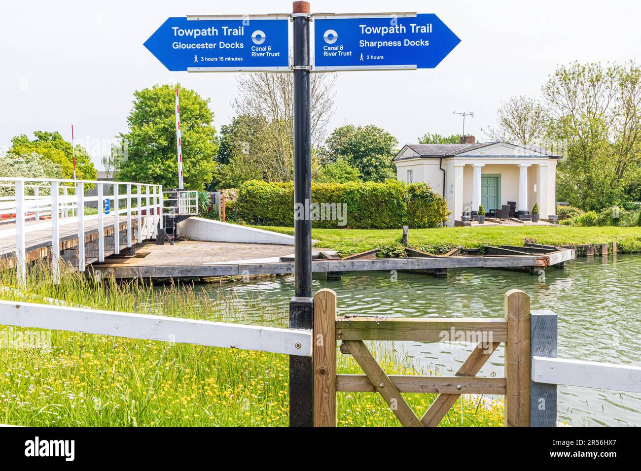 Le sentier Towpath Trail à côté du canal Gloucester et Sharpness au pont Splatt au village Severnside de Frampton sur Severn, Gloucestershire, Angleterre Banque D'Images