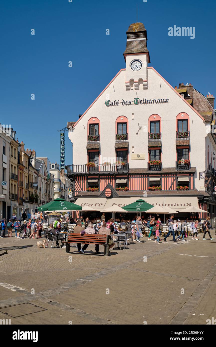 Dieppe, Normandie, France - 23 septembre 2022 : café des Tribunaux - autrefois fréquenté par Renoir, Monet, Flaubert ou Maupassant et Oscar Wilde Banque D'Images