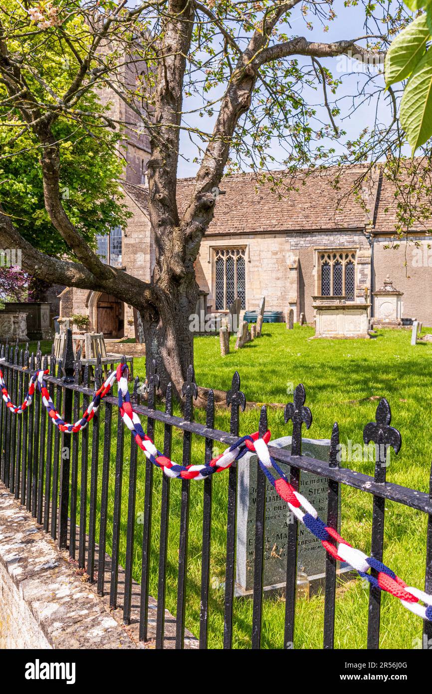 Cerclage en bonneterie pour le couronnement du roi Charles III, église St Marys dans le village Severnside de Frampton sur Severn, Gloucestershire Banque D'Images
