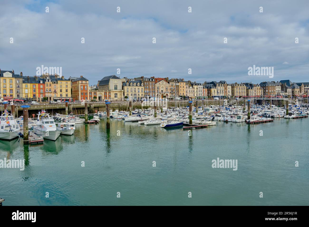 Dieppe, Normandie, France - 19 septembre 2022 : une vue panoramique sur les bateaux et les yachts de la marina avec les bâtiments historiques du port en arrière-plan. Banque D'Images