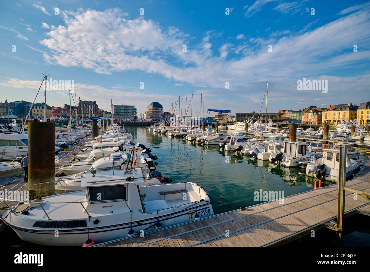 Dieppe, Normandie, France - 23 juin 2022 : une vue panoramique sur les bateaux et yachts de la marina par une journée ensoleillée. Banque D'Images