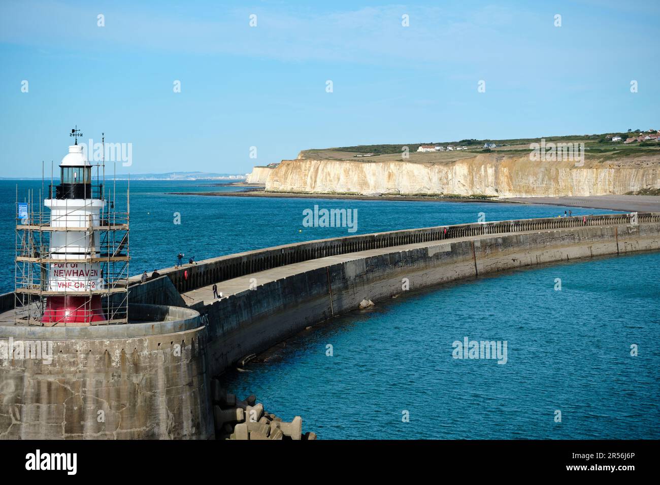 Newhaven, East Sussex, Royaume-Uni - 18 septembre 2022: Échafaudage autour du phare pour repeindre. Ensoleillé avec ciel bleu clair et eau. WH Banque D'Images