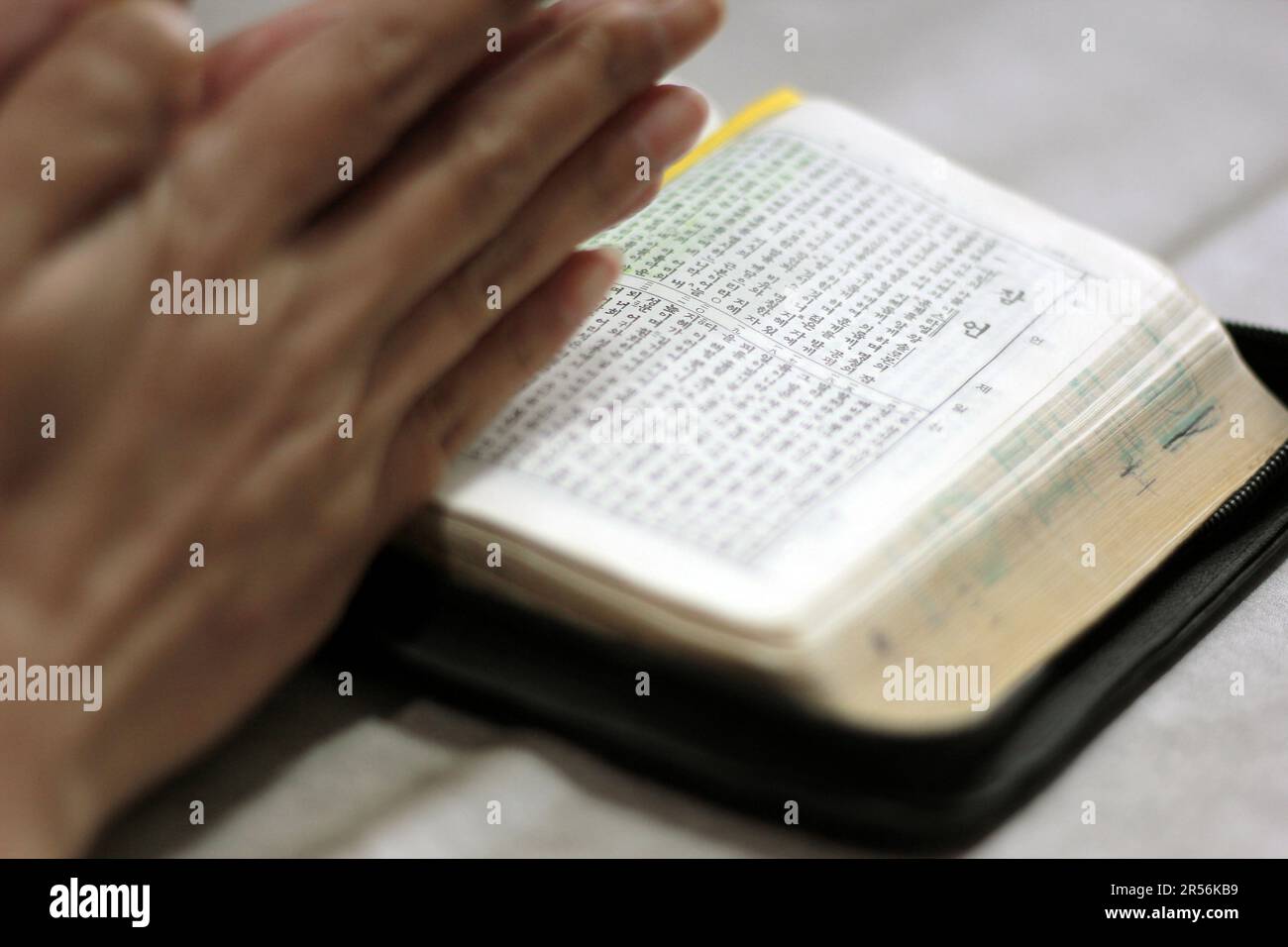 Vieux livre de la Bible coréenne et le concept de prière de tournage
