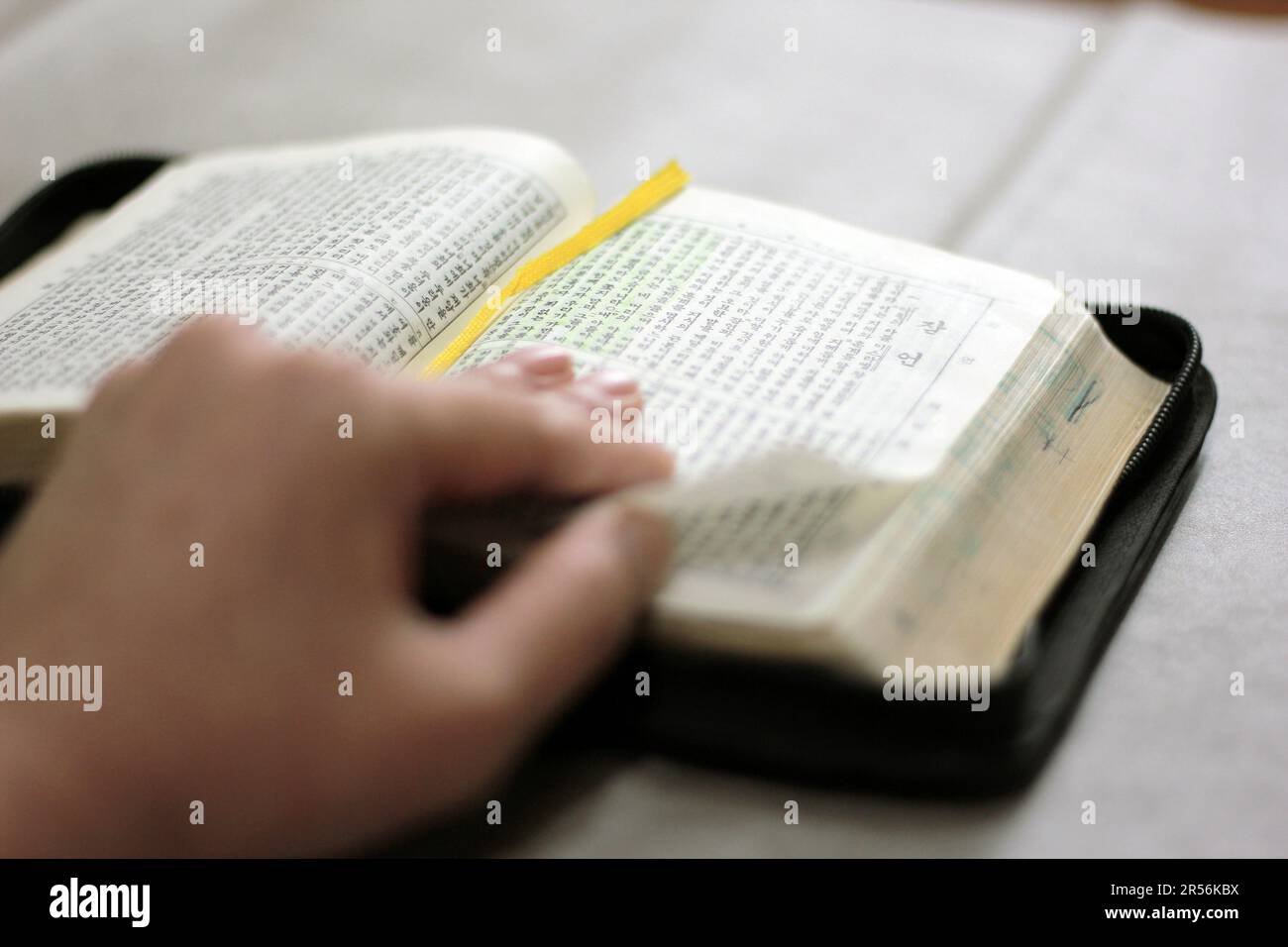 Vieux livre de la Bible coréenne et le concept de prière de tournage