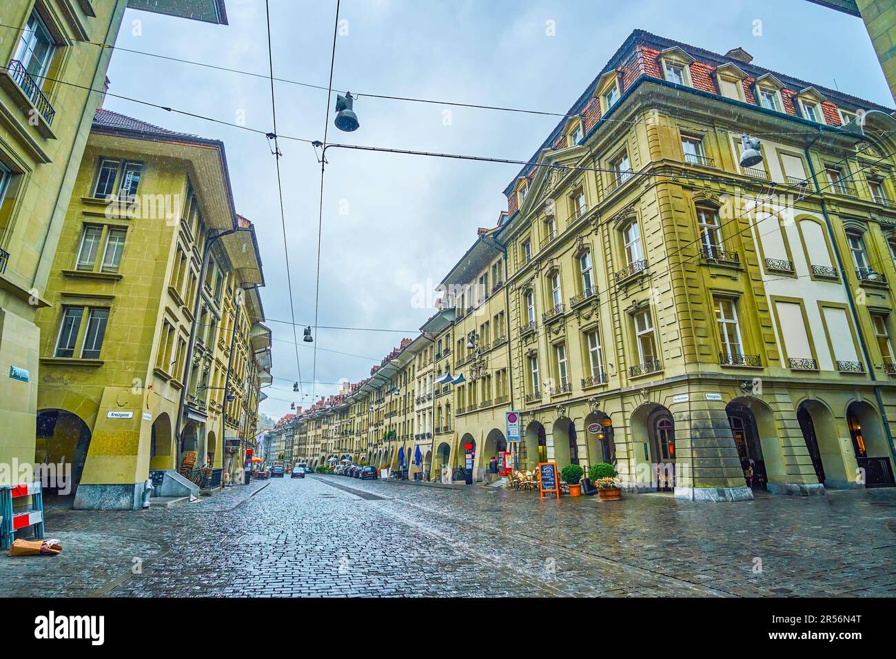 Les superbes bâtiments historiques en pierre dans le style bernois typique avec arcades au rez-de-chaussée, Berne, Suisse Banque D'Images