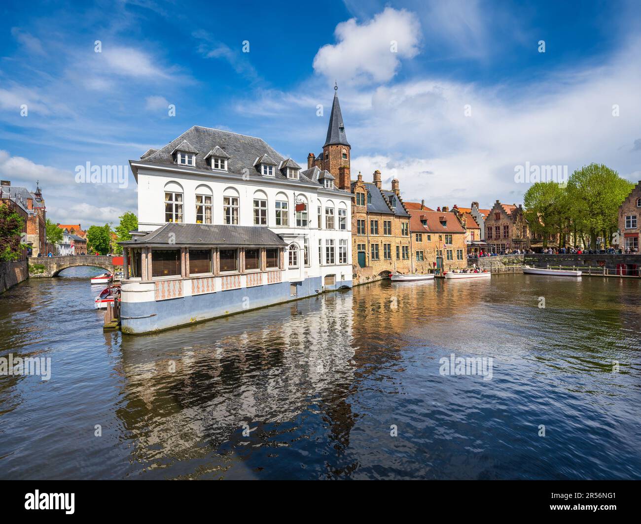 Bâtiments historiques le long d'un canal à Bruges, Belgique Banque D'Images