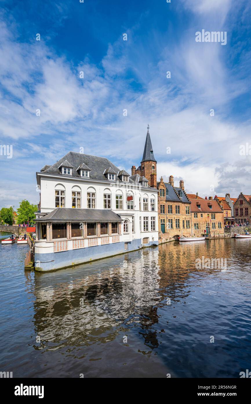 Bâtiments historiques le long d'un canal à Bruges, Belgique Banque D'Images