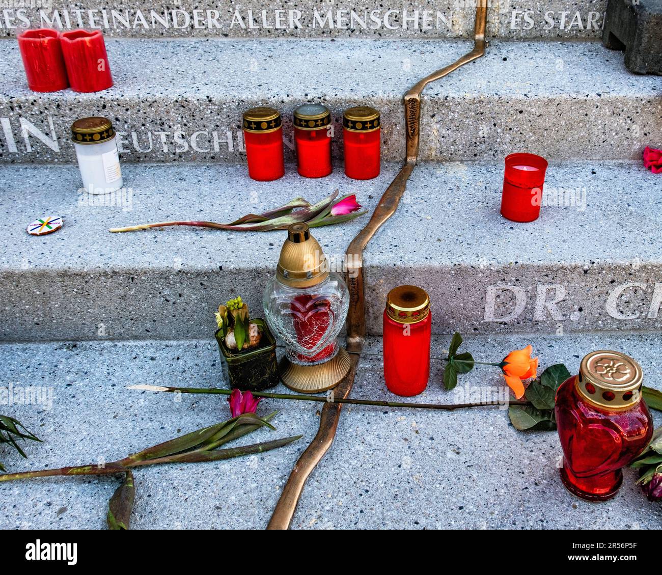 Mémorial, bougies, fleurs pour les victimes d'un attentat terroriste au marché allemand de Noël, Breitscheidplatz, Berlin Banque D'Images