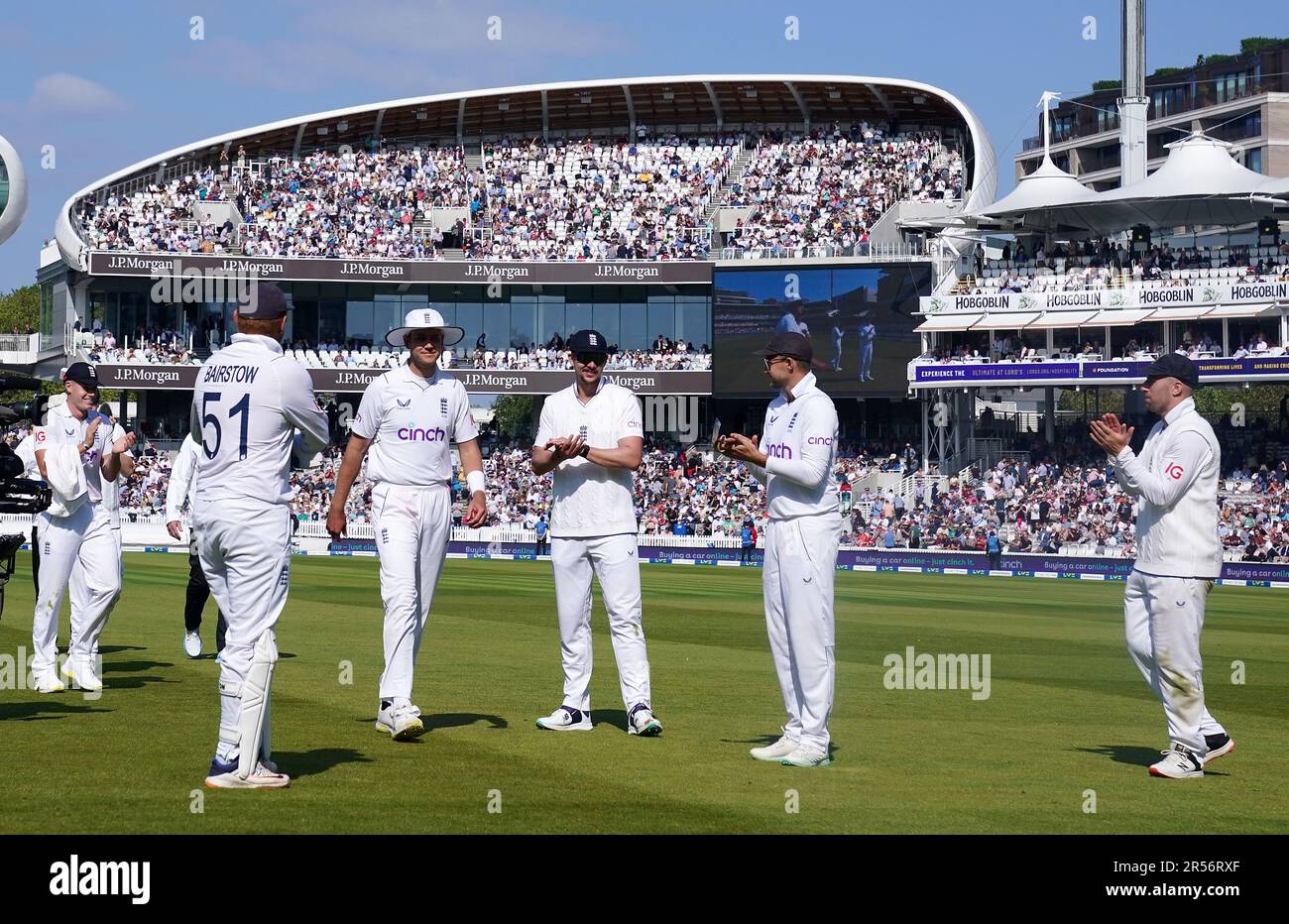 Le joueur d'Angleterre Stuart Broad dirige ses coéquipiers hors du terrain avec la balle de match en main après avoir pris 5 lickets dans les premiers gains en Irlande pendant le premier jour du premier match de test d'assurance LV= à Lord's, Londres. Date de la photo: Jeudi 1 juin 2023. Banque D'Images