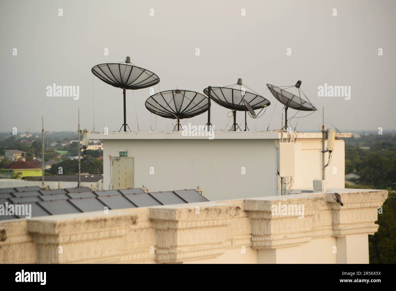 Antenne de télévision par satellite sur le dessus d'une maison de toit. Banque D'Images