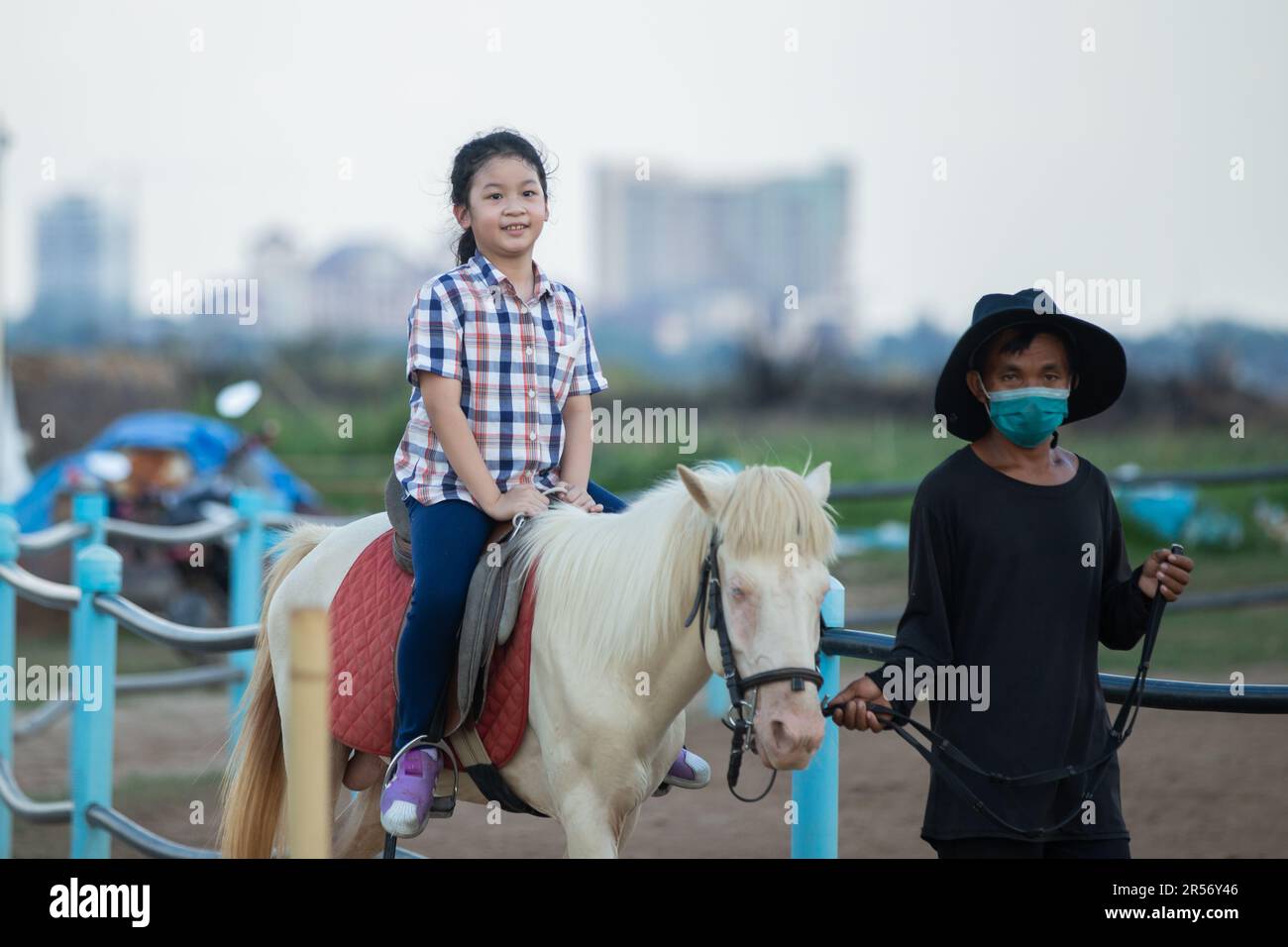 Vientiane. 1st juin 2023. Un enfant apprend à monter à cheval lors de la Journée internationale de l'enfance près du Mékong, dans la capitale lao, Vientiane, sur 1 juin 2023. Credit: Kaikeo Saiyasane/Xinhua/Alay Live News Banque D'Images