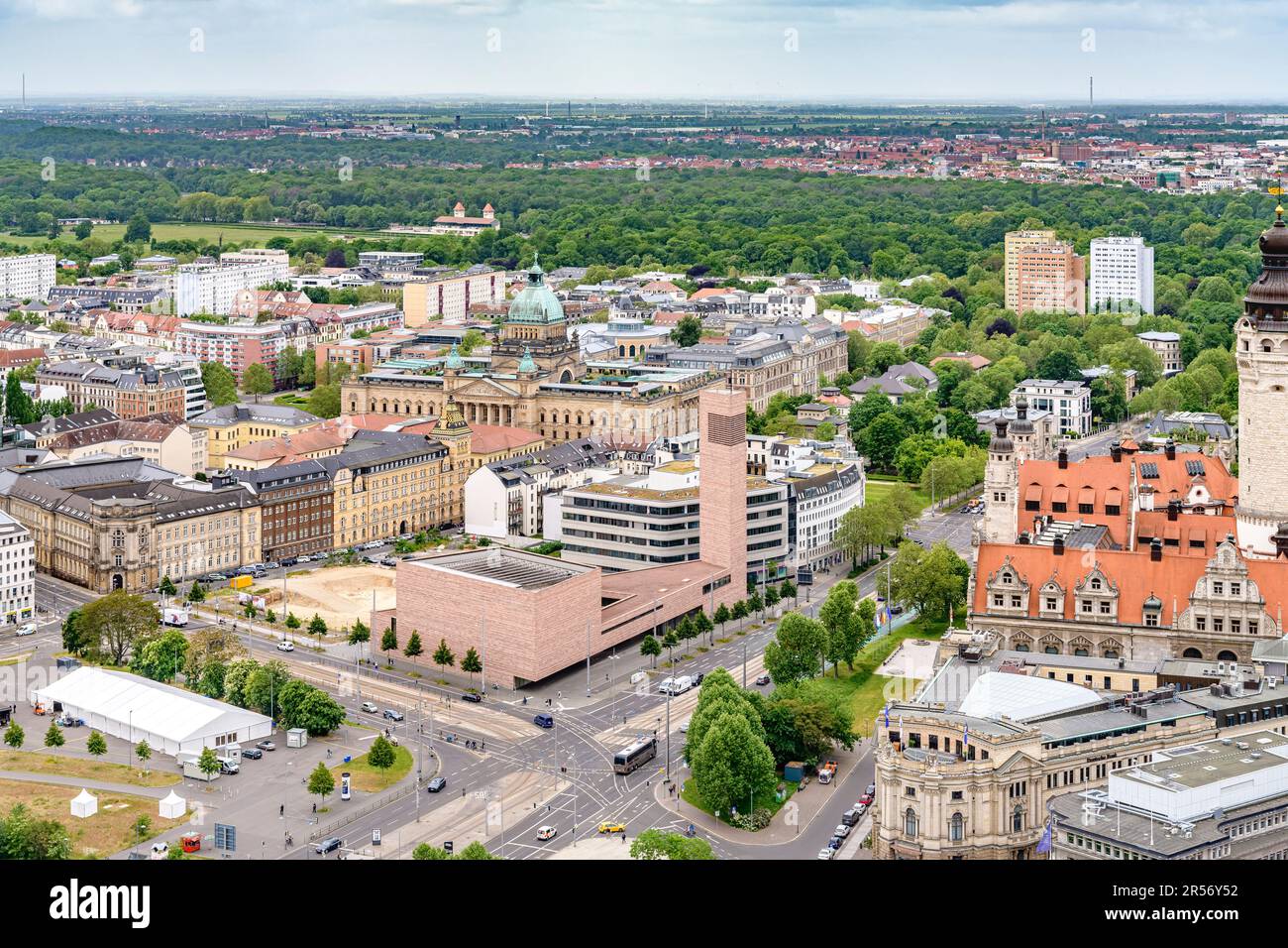 Vue aérienne depuis la Tour Panorama de Leipzig. La ville a été sévèrement bombardée à la fin de la Seconde Guerre mondiale, donc la plupart de ce que vous pouvez voir a été reconstruit depuis. Banque D'Images Vue aérienne depuis la Tour Panorama de Leipzig. La ville a été sévèrement bombardée à la fin de la Seconde Guerre mondiale, donc la plupart de ce que vous pouvez voir a été reconstruit depuis. Banque D'Images