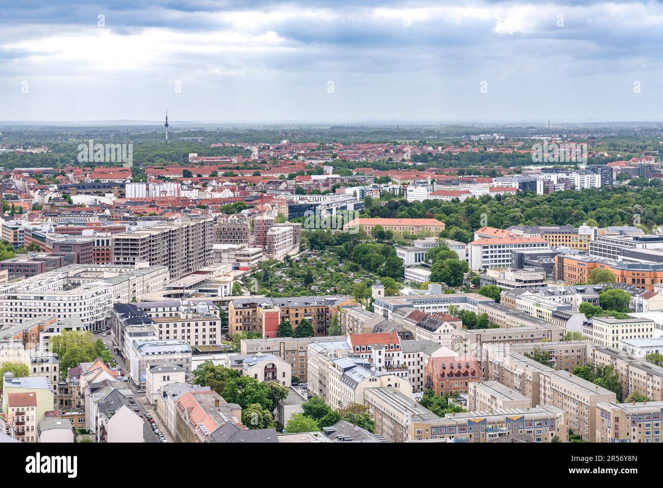 Vue aérienne depuis la Tour Panorama de Leipzig. La ville a été sévèrement bombardée à la fin de la Seconde Guerre mondiale, donc la plupart de ce que vous pouvez voir a été reconstruit depuis. Banque D'Images Vue aérienne depuis la Tour Panorama de Leipzig. La ville a été sévèrement bombardée à la fin de la Seconde Guerre mondiale, donc la plupart de ce que vous pouvez voir a été reconstruit depuis. Banque D'Images