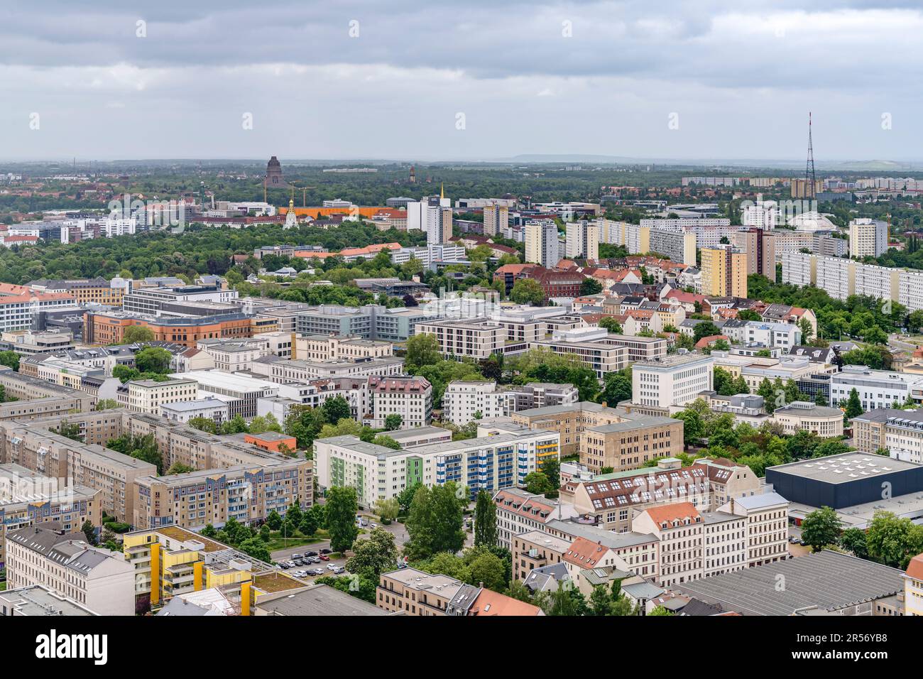 Vue aérienne depuis la Tour Panorama de Leipzig. La ville a été sévèrement bombardée à la fin de la Seconde Guerre mondiale, donc la plupart de ce que vous pouvez voir a été reconstruit depuis. Banque D'Images Vue aérienne depuis la Tour Panorama de Leipzig. La ville a été sévèrement bombardée à la fin de la Seconde Guerre mondiale, donc la plupart de ce que vous pouvez voir a été reconstruit depuis. Banque D'Images