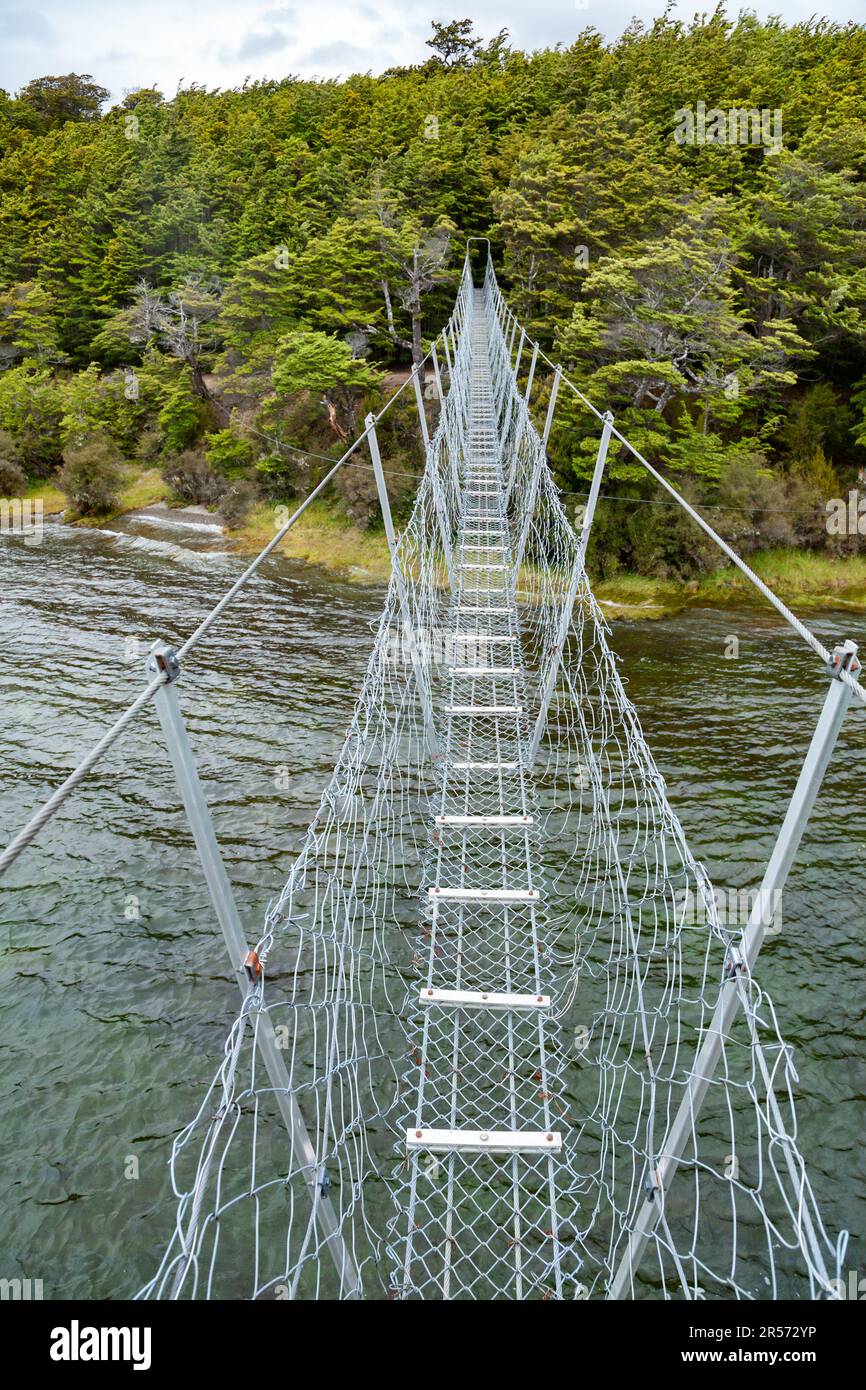 Pont pédestre suspendu au-dessus de la rivière Mararoa, zone protégée des lacs Mavora à Southland, Île du Sud de la Nouvelle-Zélande Banque D'Images