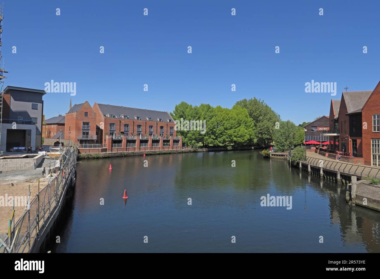 Vue le long de la rivière Wensum en regardant à l'ouest Norwich, Norfolk, Royaume-Uni Août Banque D'Images