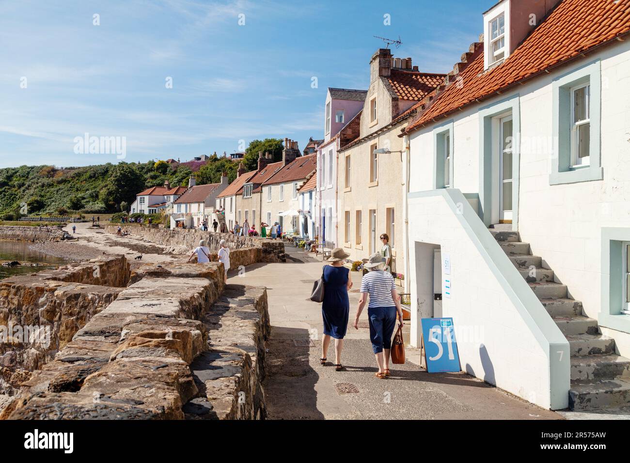 Les anciennes maisons en bord de mer dans le village de Pittenweem Fife Banque D'Images