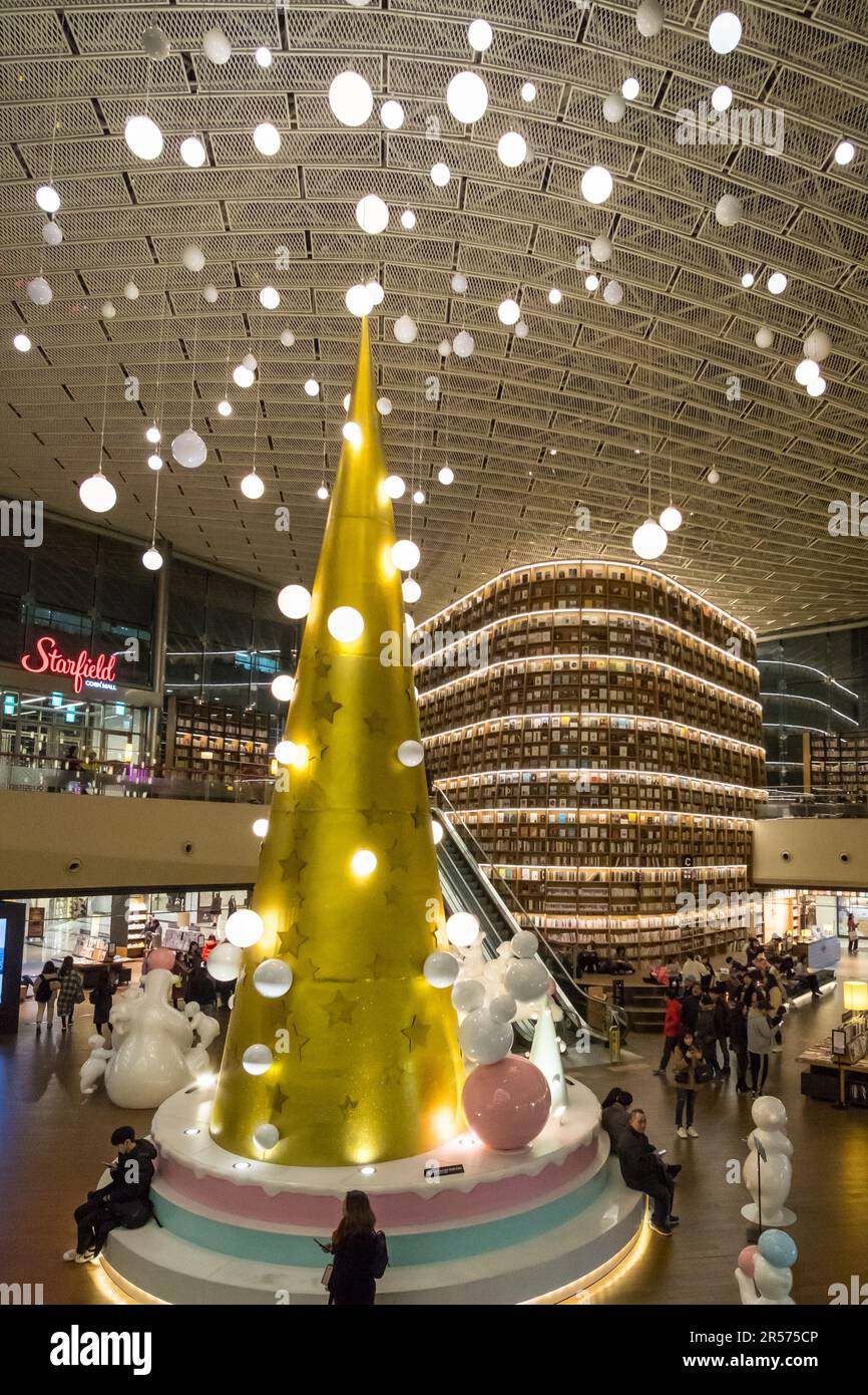 Séoul, Corée du Sud - 26 novembre 2019 : la bibliothèque Starfield est une bibliothèque publique permanente à l'intérieur du centre commercial Starfield COEX de Séoul Banque D'Images