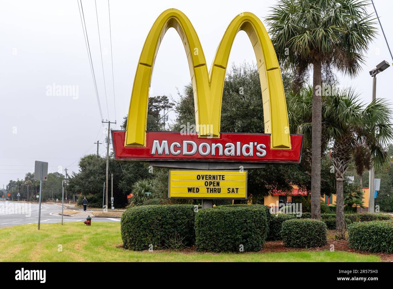 Brunswick, Géorgie - 1 janvier 2023 : panneau McDonalds avec de grandes arches dorées, pour le restaurant de la chaîne de restauration rapide Banque D'Images