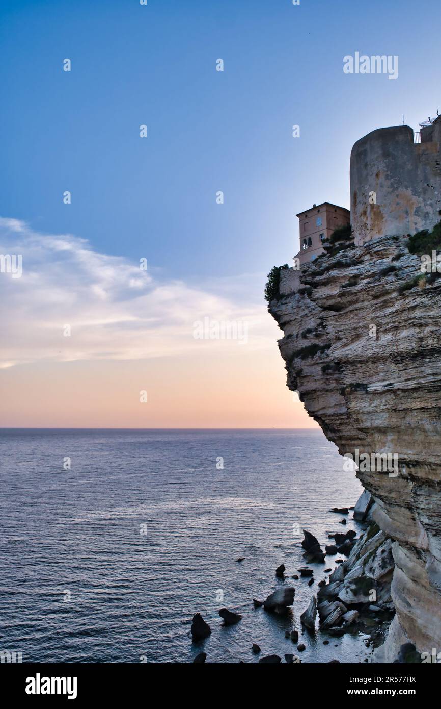Vue impressionnante de la falaise sous la forteresse de Bonifacio au crépuscule Banque D'Images