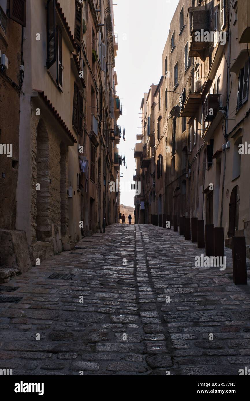 Vue sur une allée dans la forteresse de Bonifacio Banque D'Images