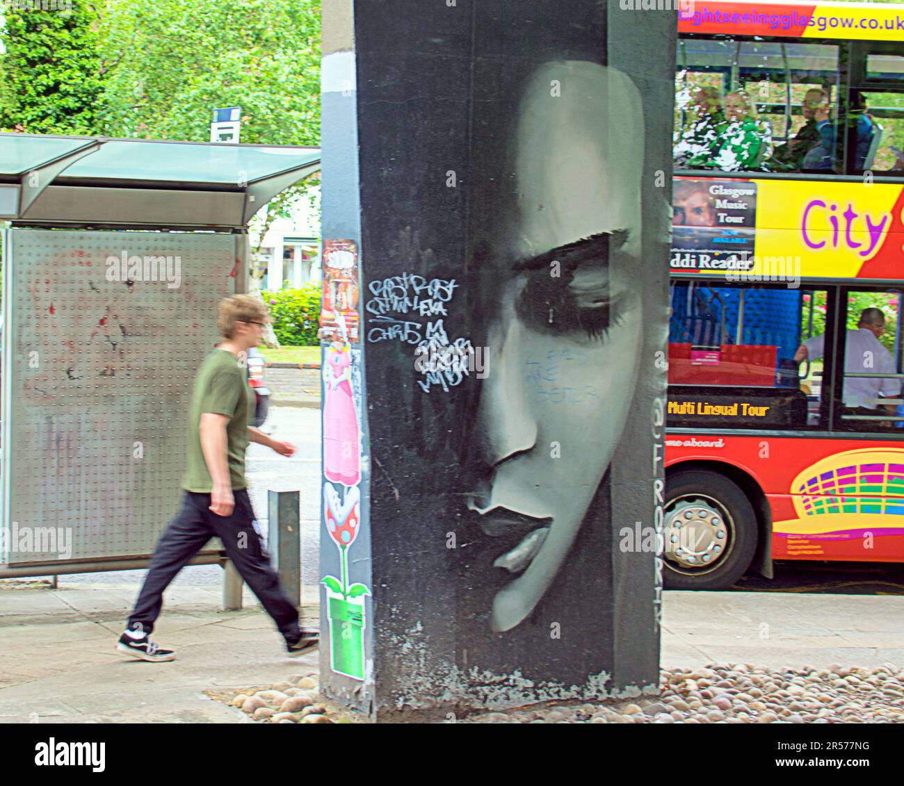 le bus de visite de la ville passe devant une fresque sur charing cross Banque D'Images