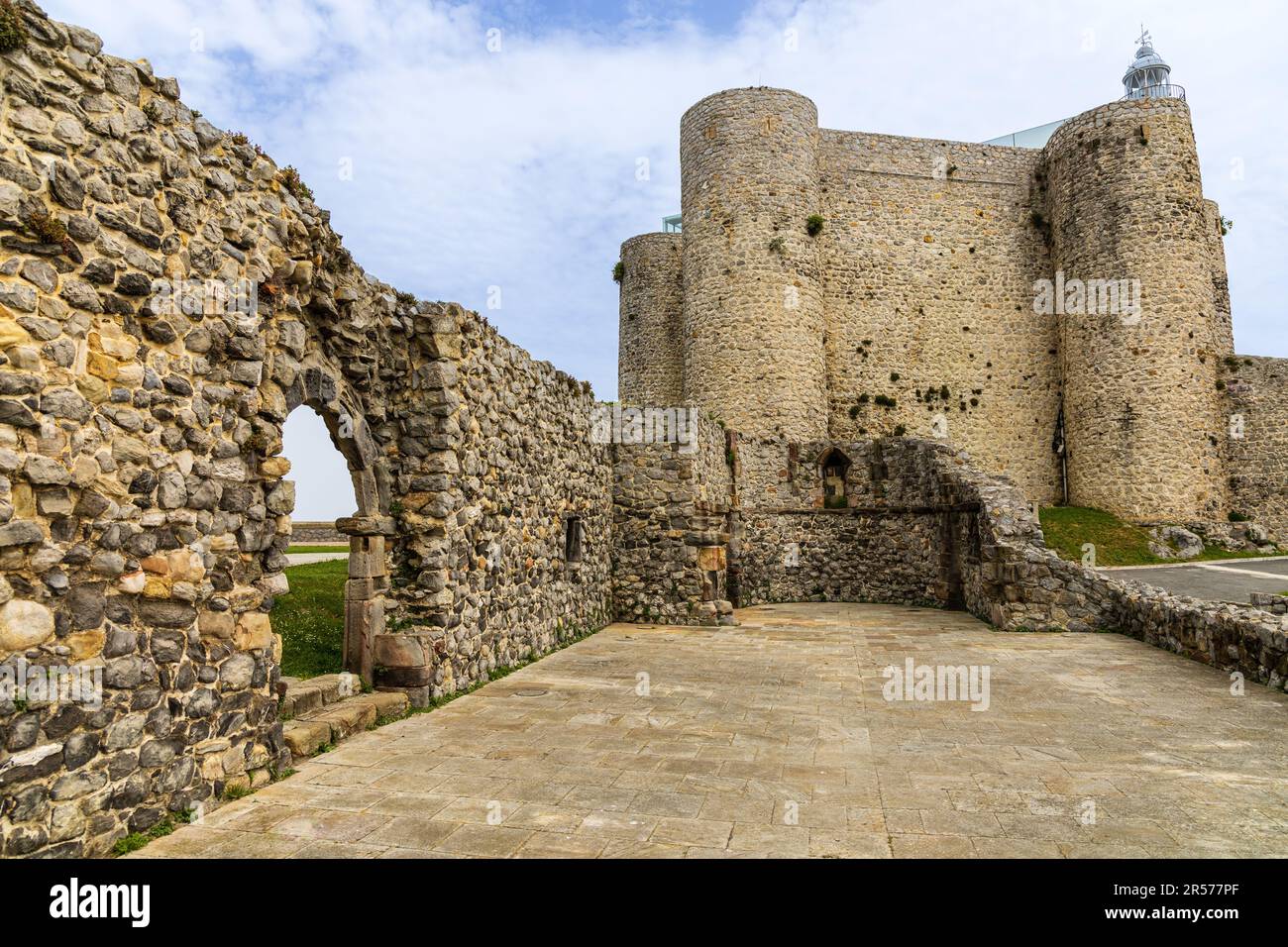 Ruines de l'Iglesia de San Pedro et du château de Santa Ana (Castillo-Faro de Santa Ana), avec son architecture médiévale, ses caractéristiques défensives, ses murs en pierre, sa batterie Banque D'Images