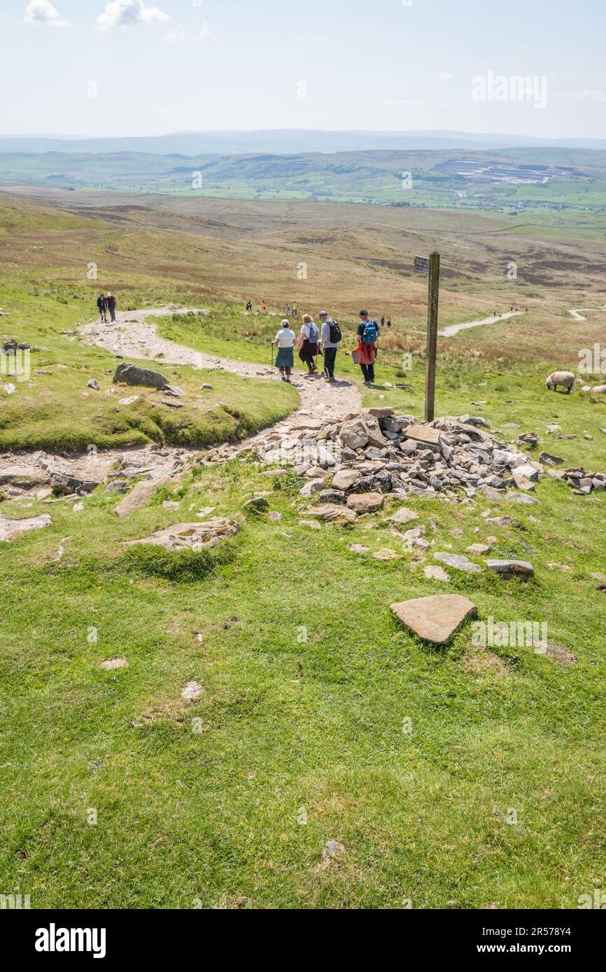 Marcheurs sur le sentier aussi Pen-y-Ghent, l'un des trois sommets du Yorkshire. Banque D'Images