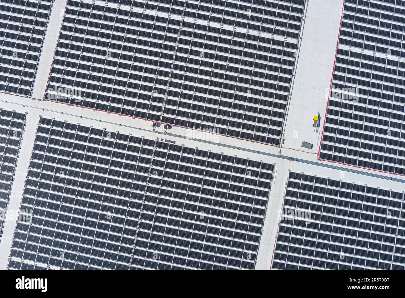 Vue aérienne des panneaux solaires sur le toit de l'entrepôt, Pennsylvanie, États-Unis Banque D'Images