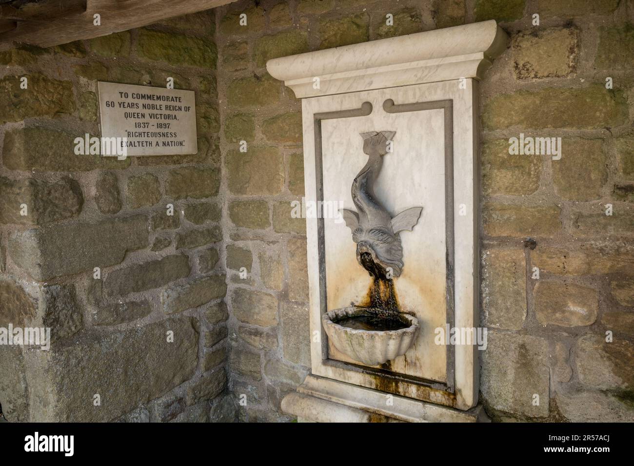 Le mémorial du Jubilé de diamant de la reine Victoria et la fontaine à boire de la reine Elizabeth II dans le petit village du Yorkshire de Clapham. Banque D'Images