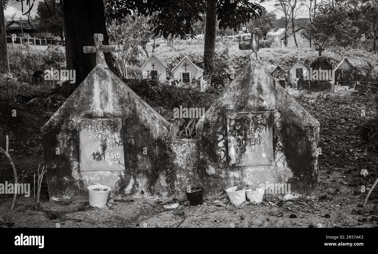 Les tombes d'un mari et d'une femme dans un cimetière catholique en face de l'église catholique Kon XOM Luh, Kon Ray, Kontum, Vietnam. Les gens enterrés ici sont Bah Banque D'Images