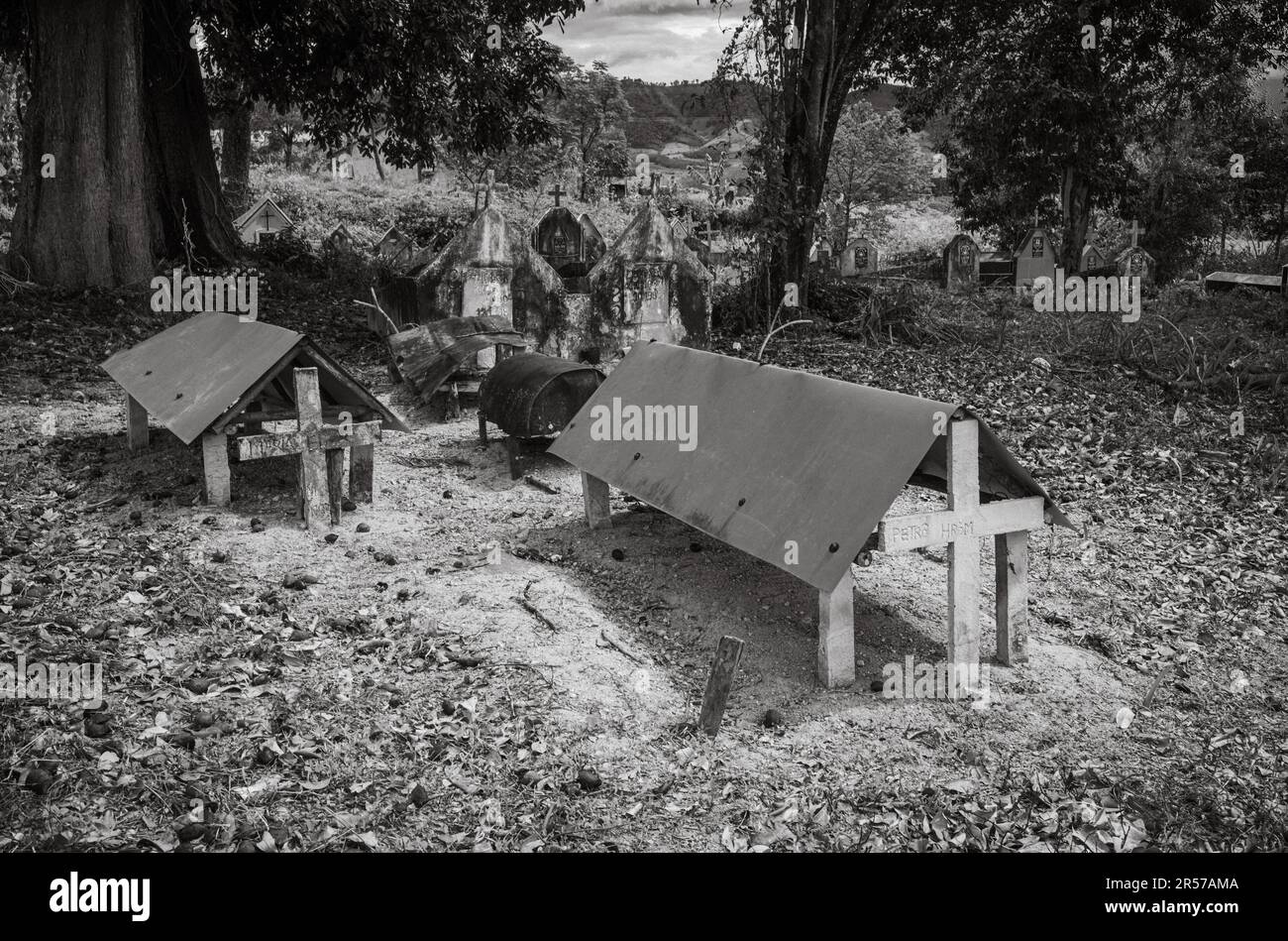 Cimetière catholique en face de l'église catholique Kon XOM Luh, Kon Ray, Kontum, Vietnam. Les tombes les plus pauvres sont simplement recouvertes de fûts d'huile rouillés. Banque D'Images