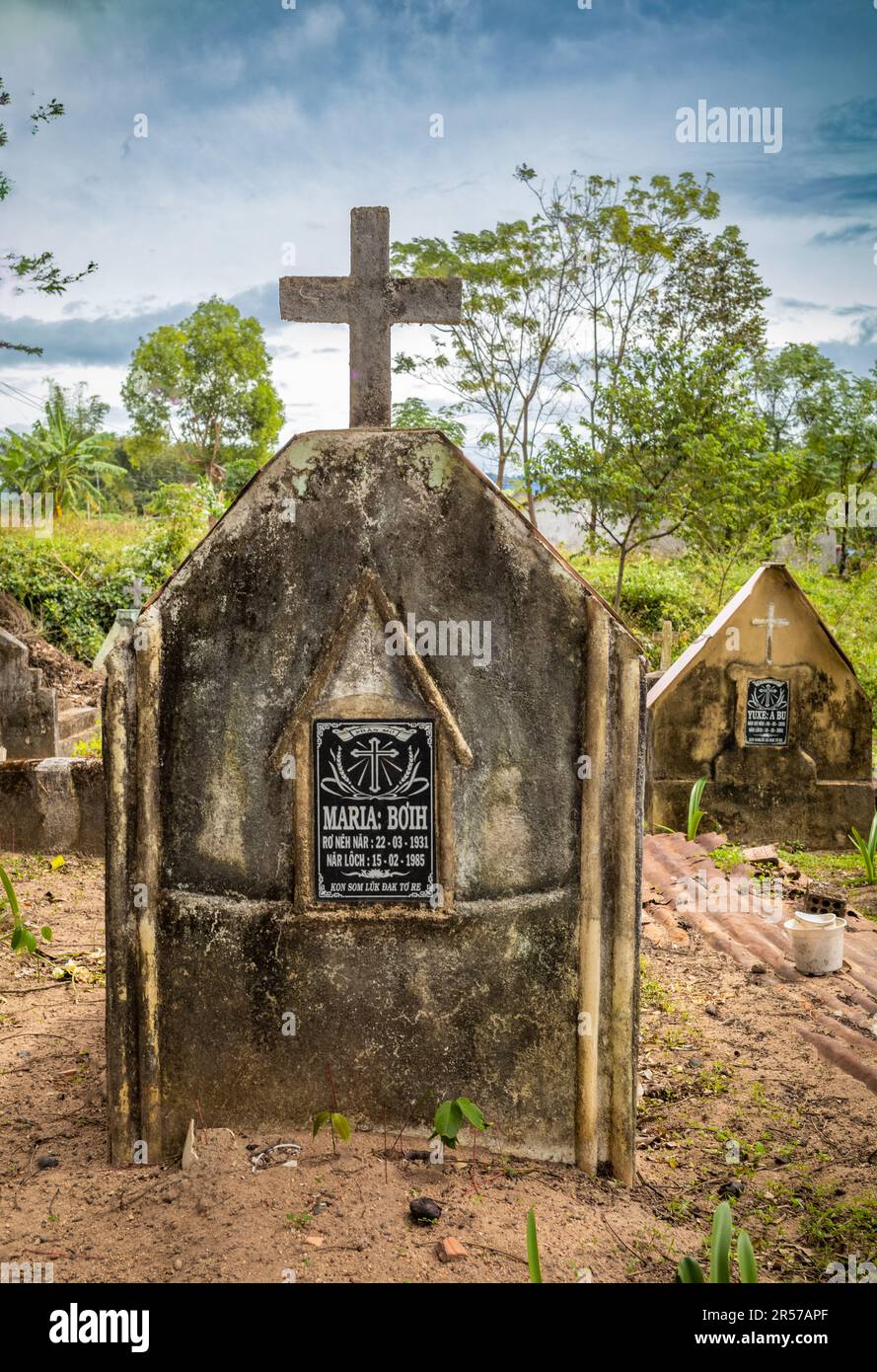 Tombes dans un cimetière catholique en face de l'église catholique Kon XOM Luh, Kon Ray, Kontum, Vietnam. Les tombes les plus pauvres sont simplement recouvertes de fûts d'huile rouillés. Banque D'Images