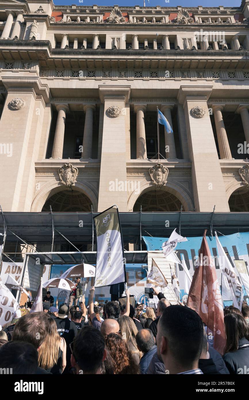 Buenos Aires, Argentine. 1st juin 2023. Les travailleurs judiciaires de tout le pays organisent une grève nationale de 36 heures et une mobilisation auprès de la Cour suprême de justice appelée par l'Union des employés judiciaires de la Nation (UEJN, dans son acronyme espagnol) pour exiger le paiement de la deuxième partie de l'augmentation de salaire convenue. (Crédit : Esteban Osorio/Alay Live News) Banque D'Images